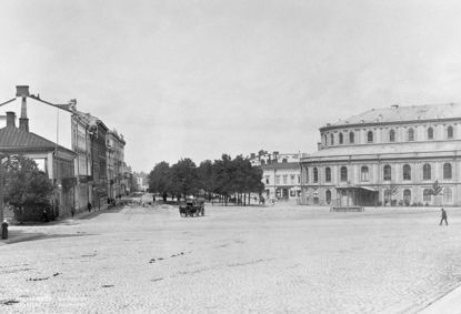 Näkymä Erottajankadulta pohjoisen suuntaan. Oikealla on vuonna 1866 käyttöön vihitty Svenska Teaternin rakennus (Ruotsalainen teatteri) ja teatterin edessä on Erottajan kaivo. Kuva: Helsingin kaupunginmuseo / Daniel Nyblin. Kuvausaika: 1890. Click to view a larger image